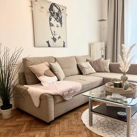 Audrey Hepburn Old Town Air Conditioned Apartment Bratislava