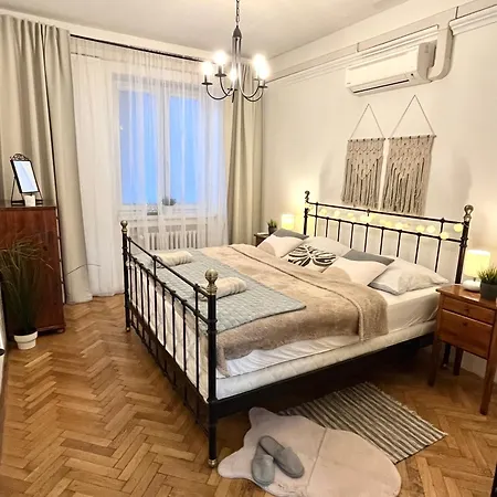 Audrey Hepburn Old Town Air Conditioned Apartment *