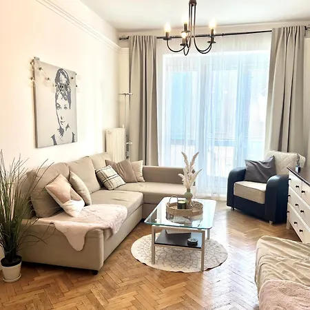 Audrey Hepburn Cathedral View Location Air Conditioned *